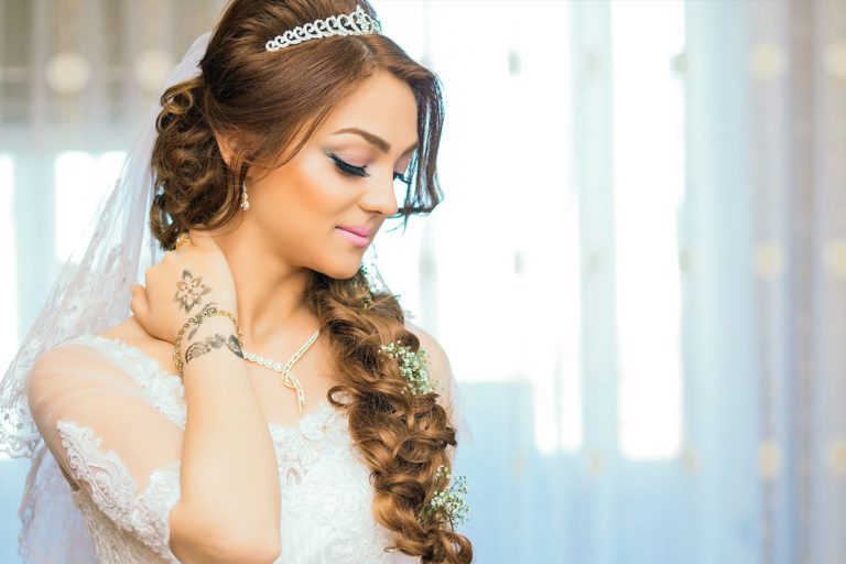 Hochzeitsfrisur mit Diadem